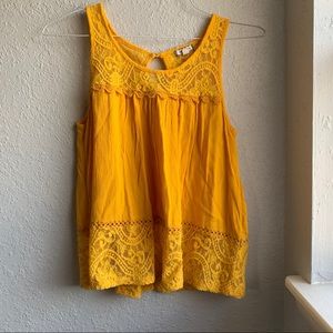 Eyeshadow Flowy yellow top lace detail M